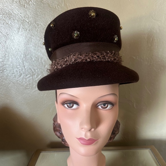 COMELY 1940s\' BROWN VELOUR FELT HAT + GOLD STUDS & VEILING main image 9